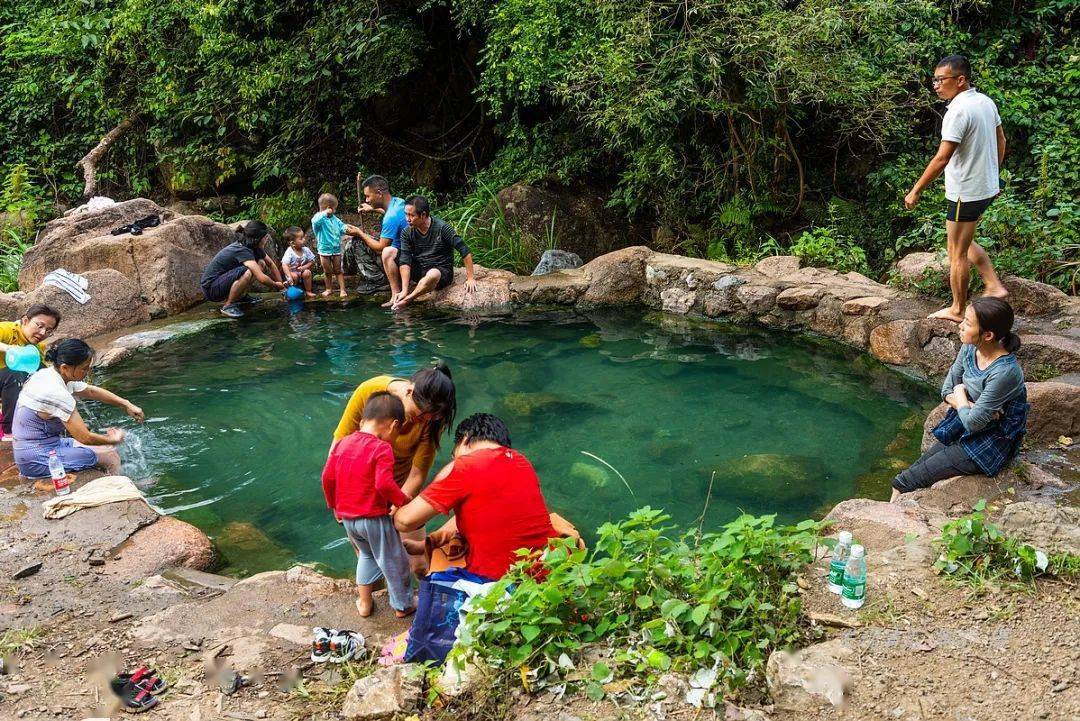 很多人千里迢迢来到连州市车田村,肯定不是冲着家庭温泉会所来的,因为