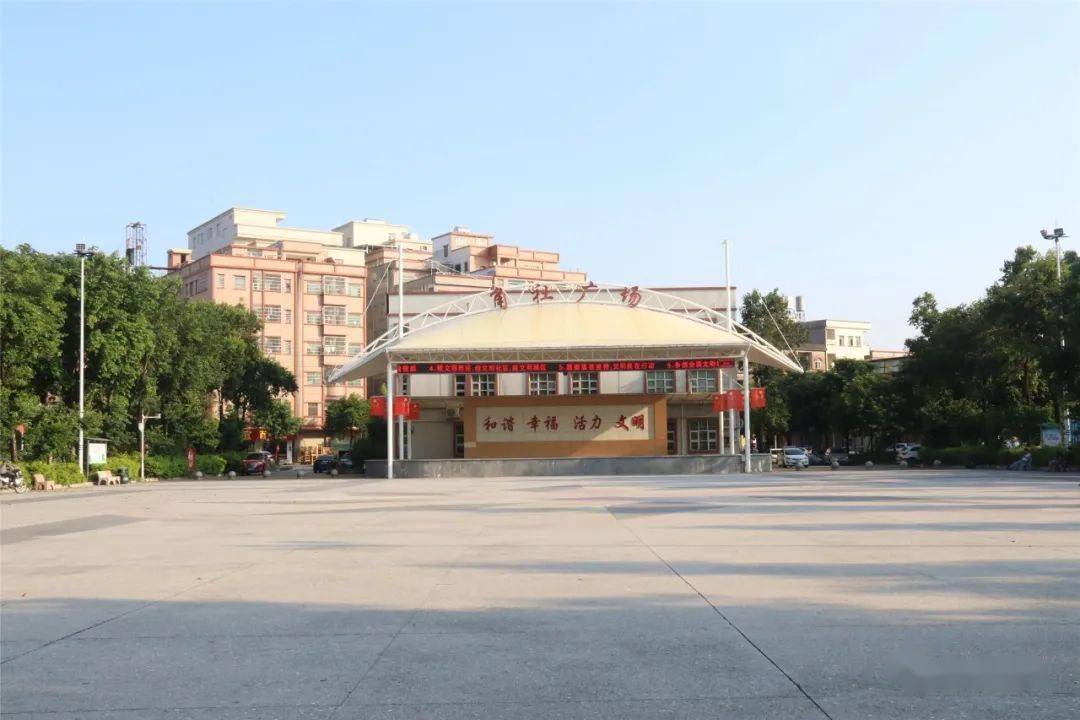 行走东坑东坑镇委书记谭全河督导角社村人居环境整治工作