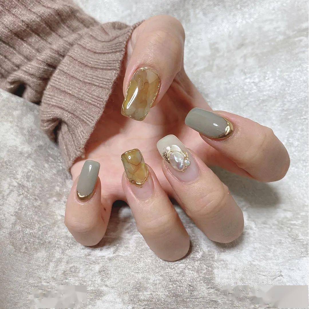 秋季做款复古烫金美甲美翻天了