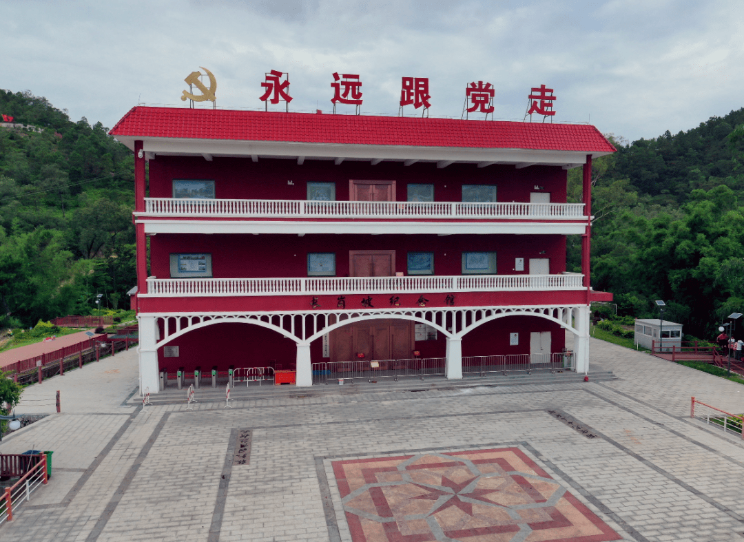 高,看得更加远,乡村景色一览无遗~长岗坡中学在长岗坡纪念馆的另一头