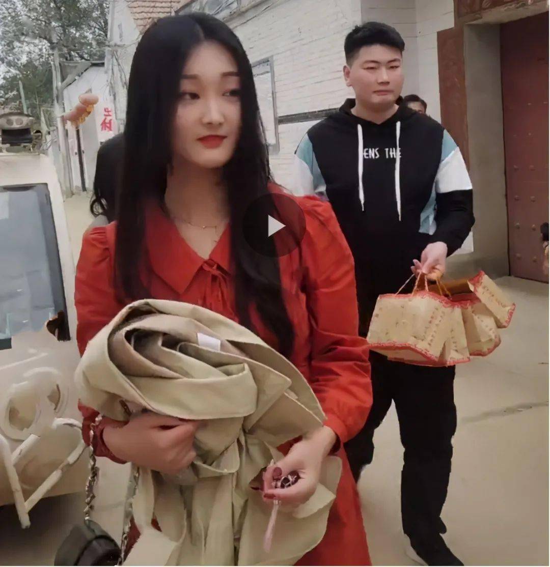 朱之文儿媳妇又美了娃娃领红裙外穿卡其色风衣成肤白貌美少妇