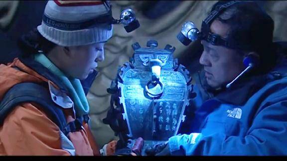 影视盗墓贼在神秘墓室触动机关意外获得价值连城的秦王尊
