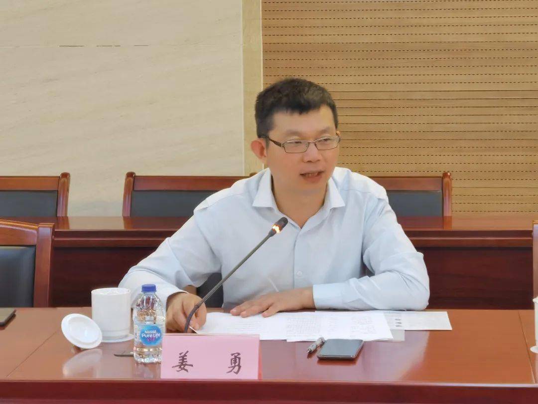 会前,中共区委常委,统战部部长姜勇,统战部副部长章红兵与检查组进行