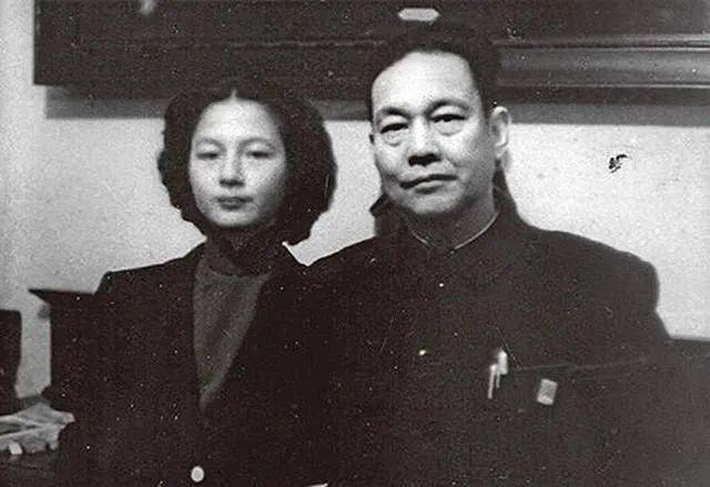 二女儿周采蕴和父亲周信芳三女儿周采芹,英国皇家戏剧学院第一个中国