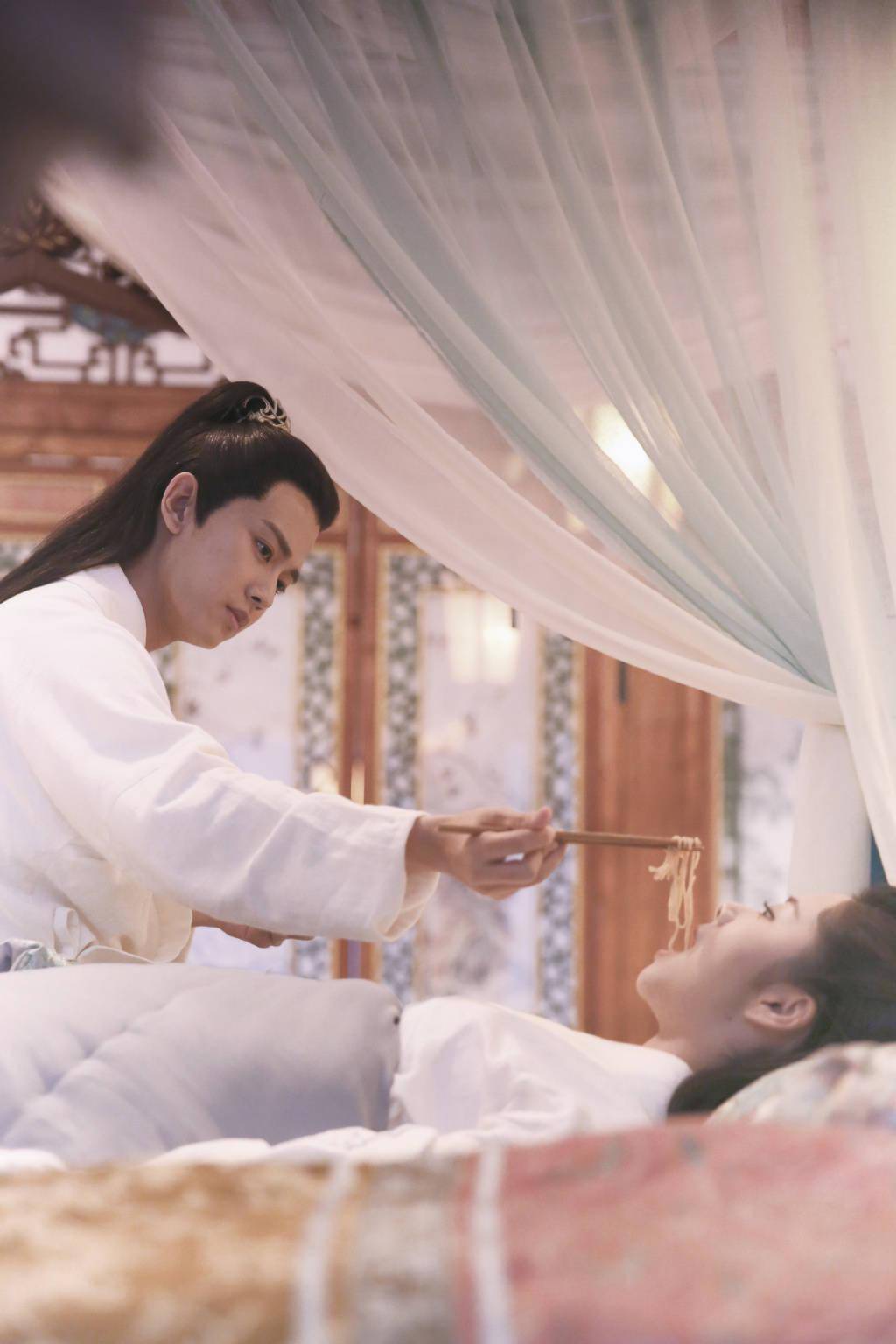 新鲜陆大人登场,是大家没见过的《锦衣之下》花絮照!