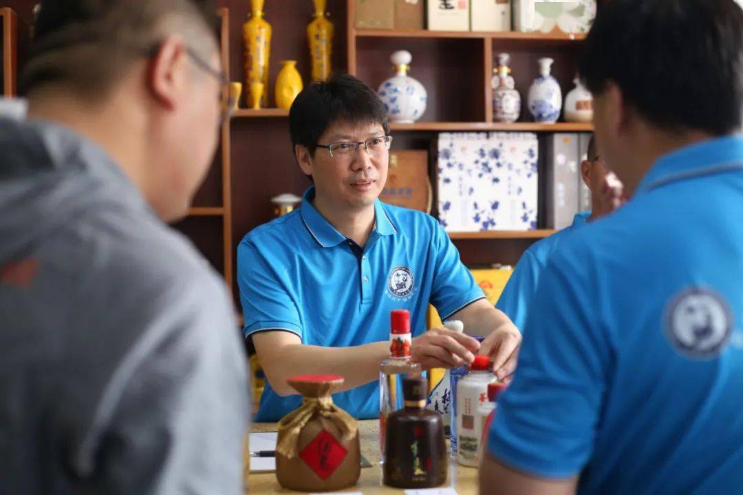 石大优秀校友观同(爱新觉罗67启潞,原名王涛)特为校友之家题写的"有