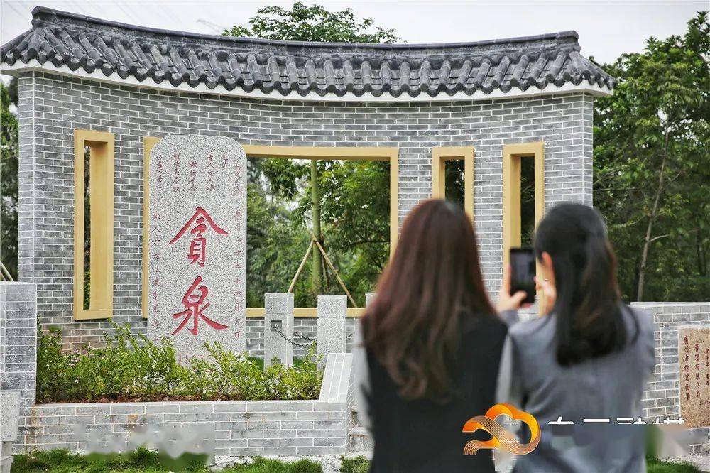 石门朝阳生态公园可容纳2000人的娱乐广场,广场舞台的左侧矗立着贪泉