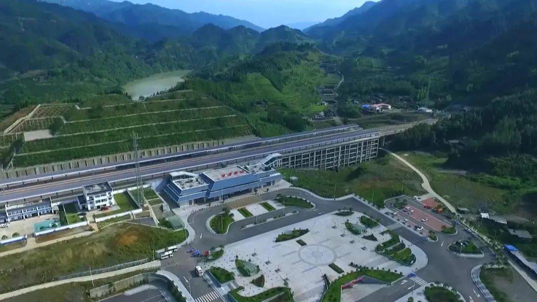 (坐着高铁看湖南)怀化站到了!_溆浦