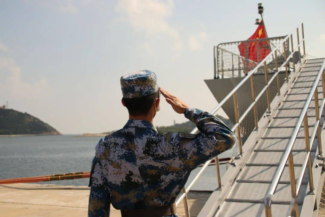 面向码头 庄严敬礼18级海测学员整齐列队郑和舰正在起锚收揽大连某