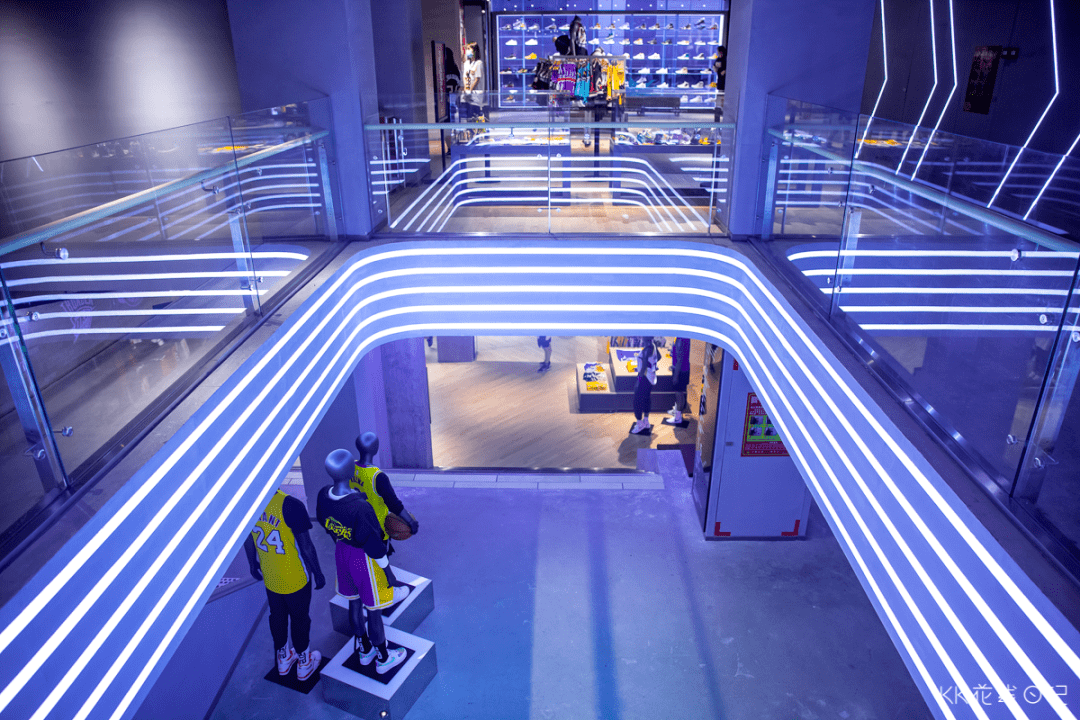 广州首家nba体验店打卡巨型科比球衣墙