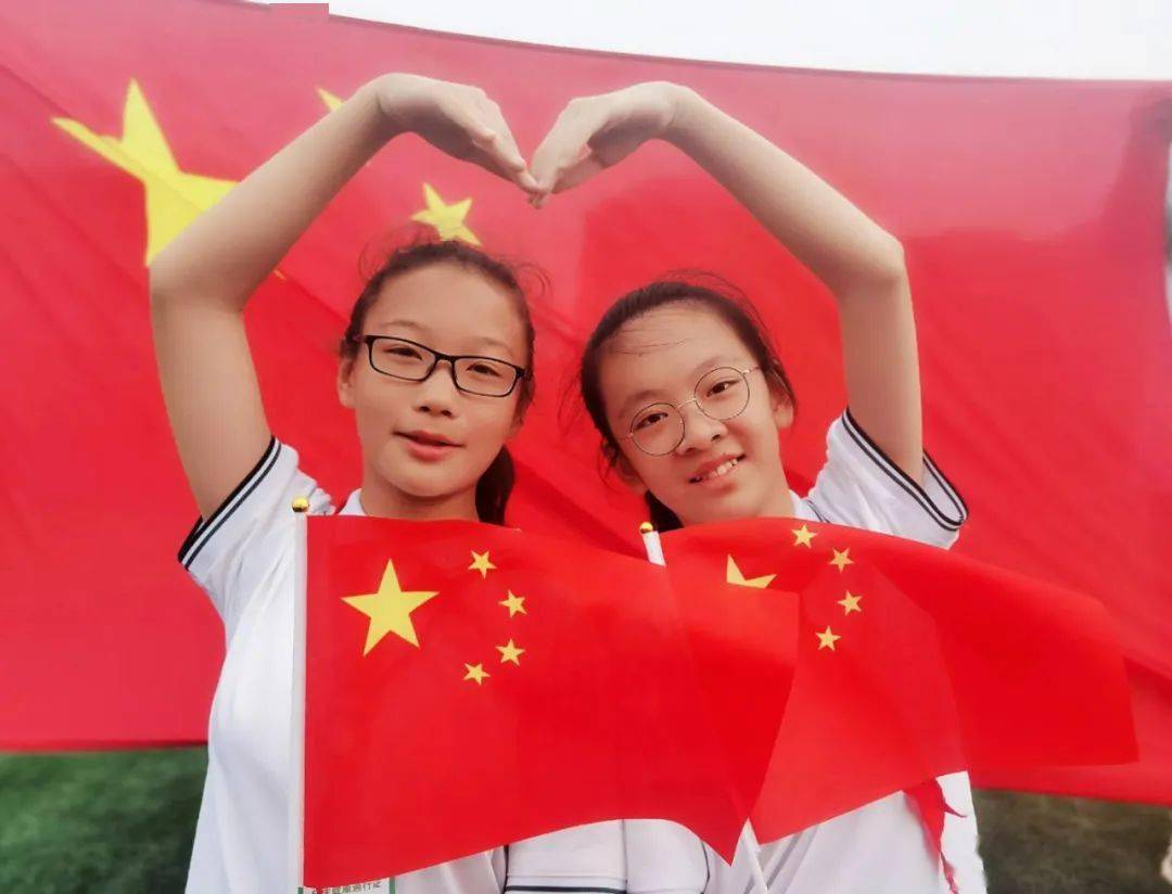 我爱您祖国肥城市学子和国旗最美合影高调表白家国共团圆