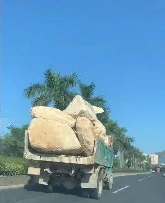 如此载石揭阳地都路段一载石货车车上石头竟毫无固定