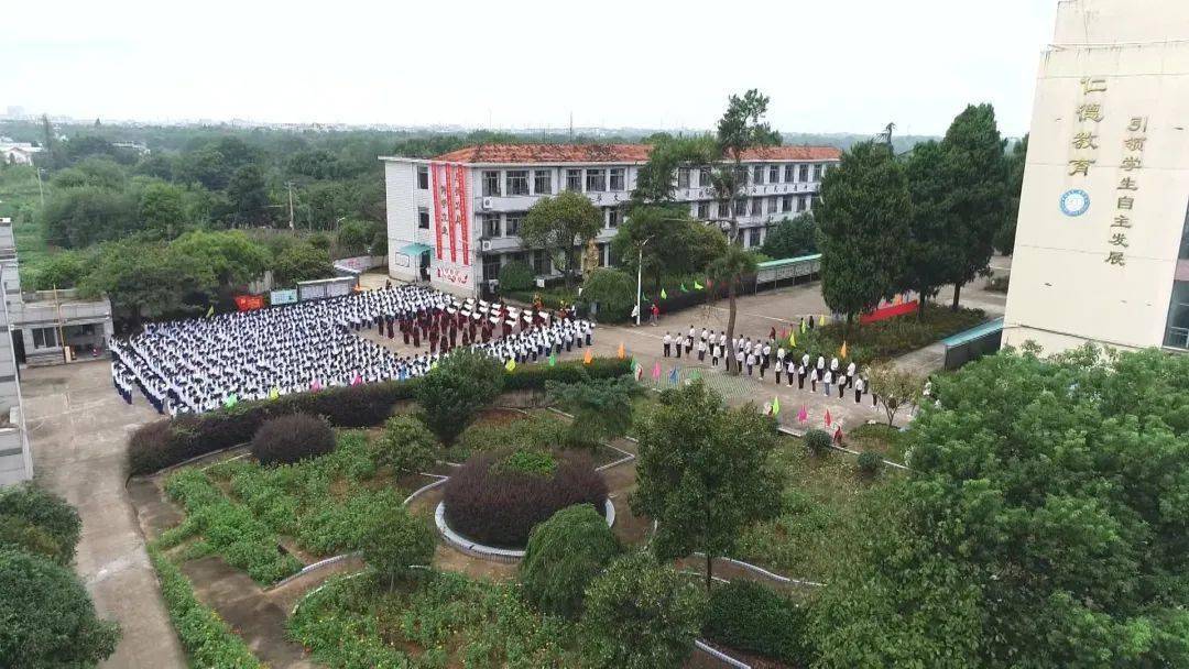 "厚德立身,博学立业"是兰溪市厚仁中学的校训,学校校长汪显和表示