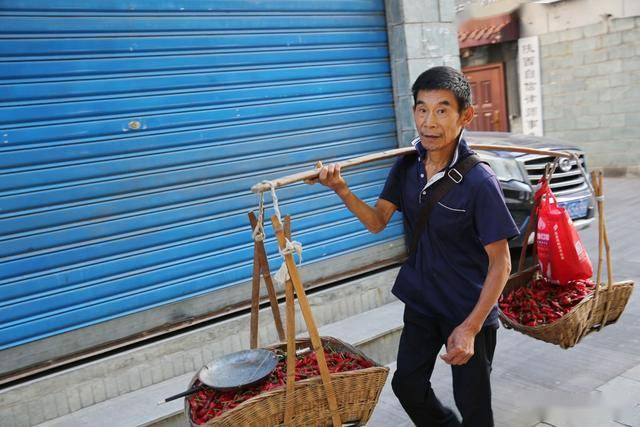 紫阳山城卖菜人:县城周边农民挑着担子走街串巷卖菜