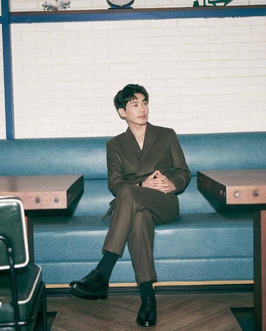 白宇的气质还是很好的,照片里面的他穿着一件深绿色的西装,西装里面没