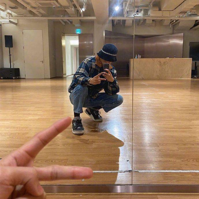 抓捕一枚小可爱钟仁分享练习室对镜自拍