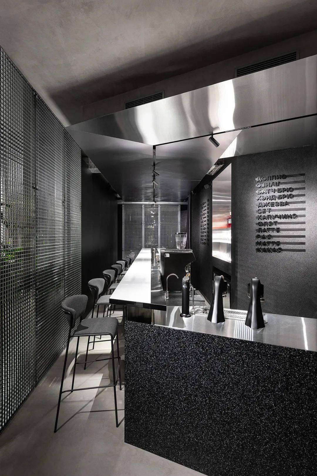 材质极致运用拉丝不锈钢赋予空间高级感