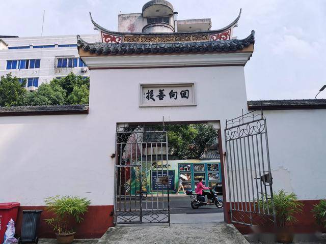 寺庙不大,小巧玲珑,山门像是普通房门,白墙乌瓦,燕尾脊屋檐,有徽派