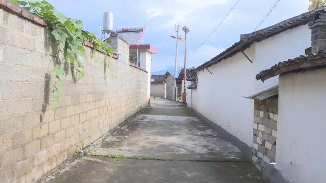 如今漫步在芒颜村,宽敞明亮的水泥路在寨子里蜿蜒开来,一栋栋农家小院