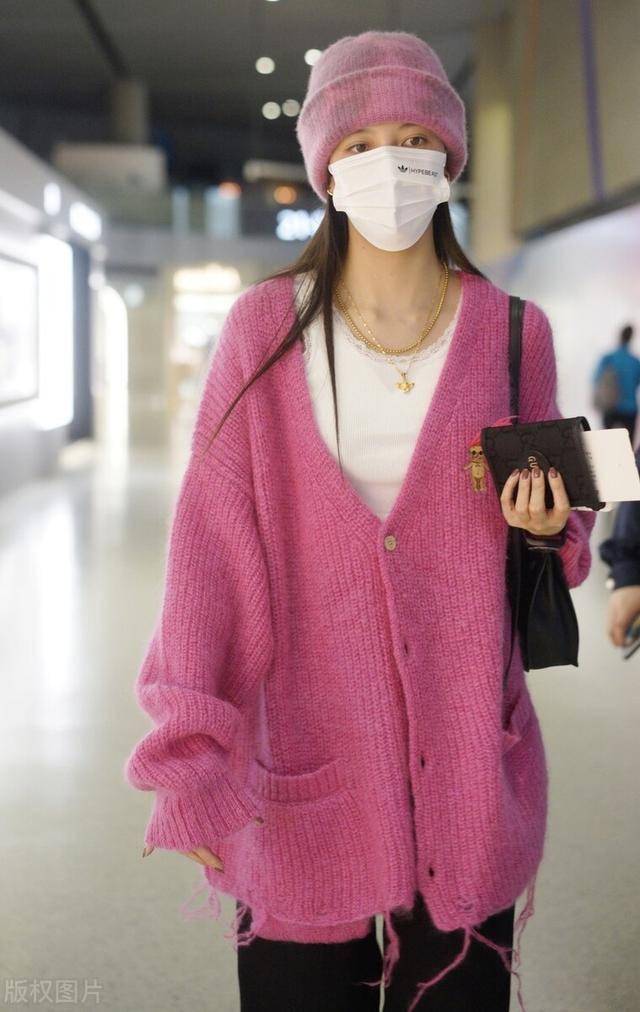 宋妍霏头戴粉色针织帽现身机场搭配粉色针织毛衫很时髦