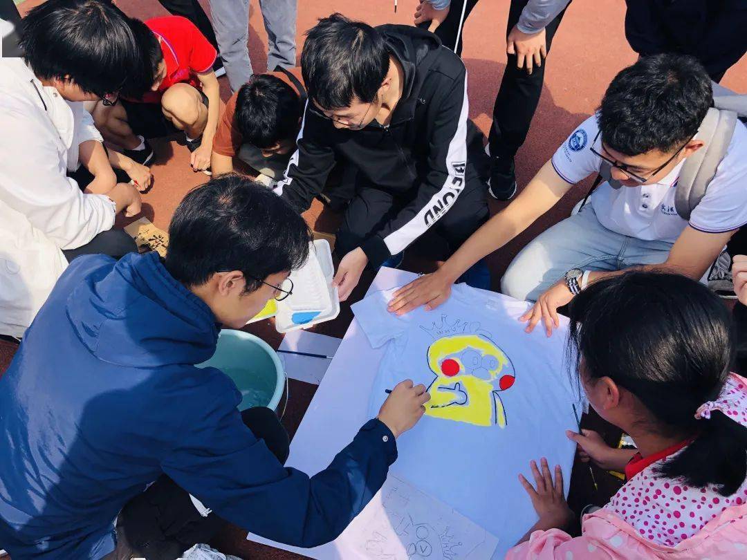 青春正当时手绘珞珈志记2020级素质拓展之班服手绘活动