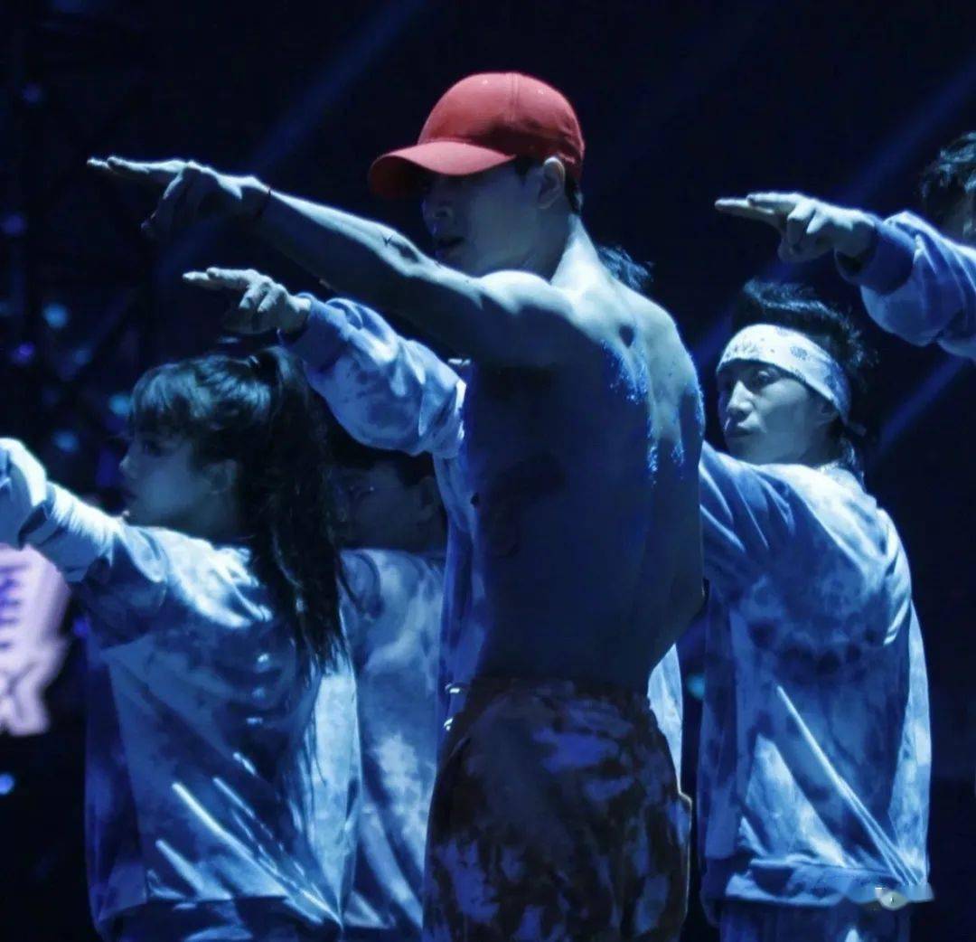 王嘉尔暴力撕衣服秀肌肉网友这肉体太可了