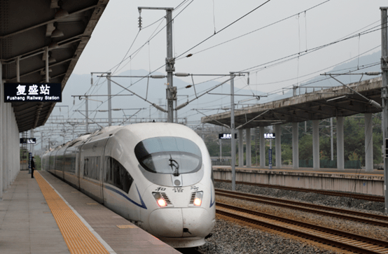 乘坐动车上下班两江新区复盛高铁站首趟公交化列车开行