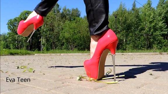 美女穿15厘米铁钉高跟鞋闲庭信步果然厉害