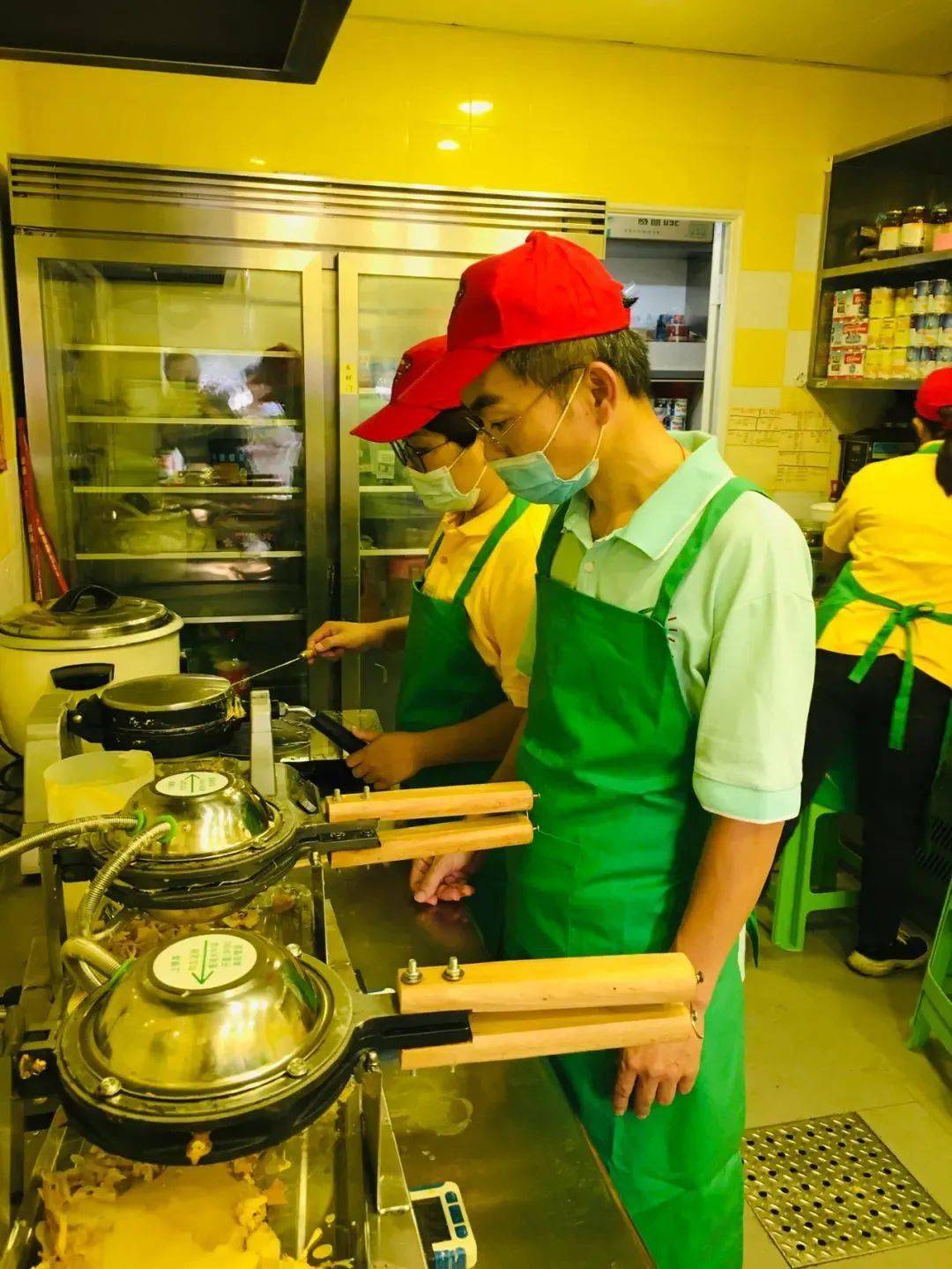 店员还在准备今天的原料,小食店便吸引了许多同学们的注意,迫不及待地