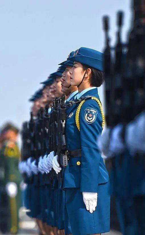 受阅女兵退役后变身最美军训教官