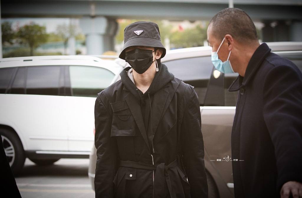 坤丞鬼三人现身机场赶行程 三位大佬气场全开让人忍不住腿软_手机搜狐