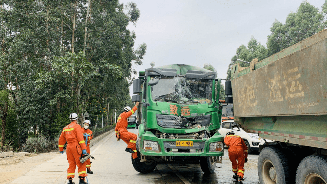 福清新闻突发福清宏路发生追尾车头严重变形