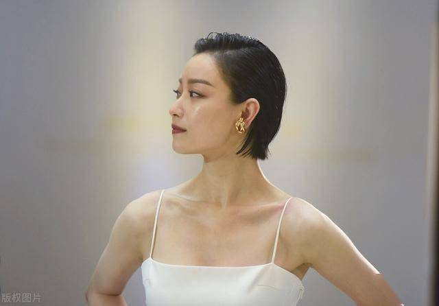 倪妮终于换发型利落短发搭修身吊带裙秀出香肩锁骨尽显知性美