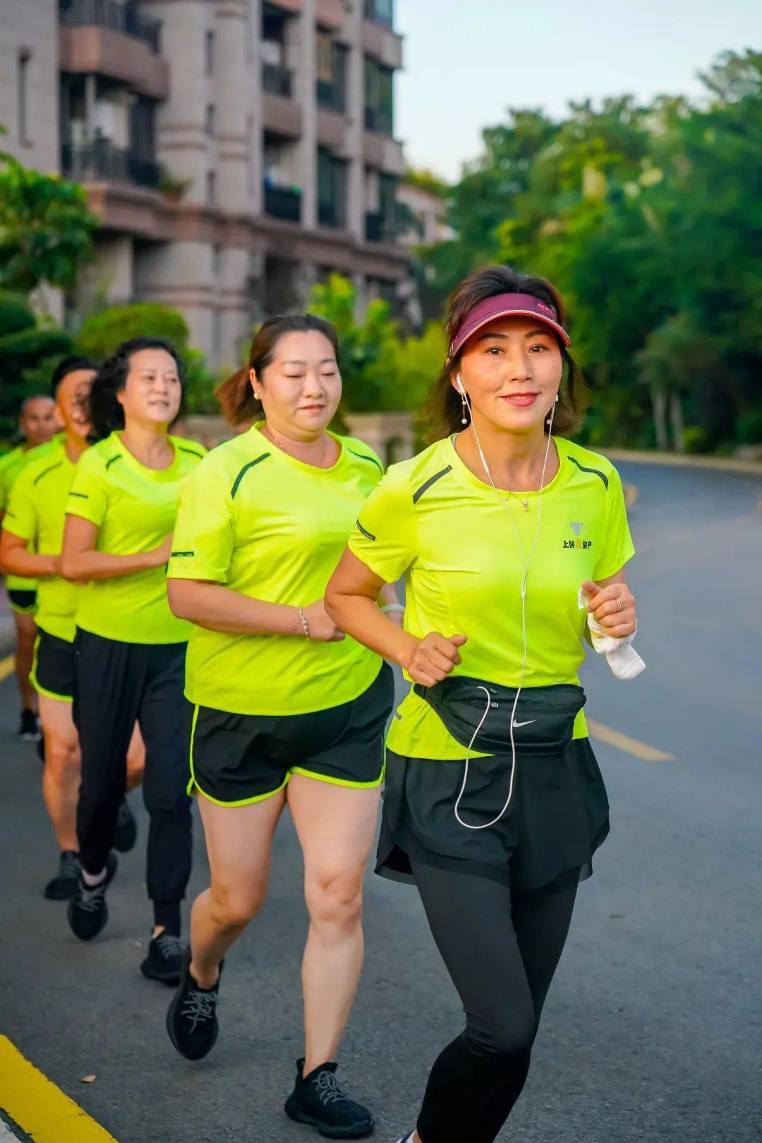 约好每日清晨一起沿着小镇的道路慢跑也仅仅是为了锻炼身体愉悦心情
