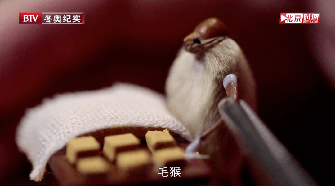 的冬奥情缘》纪录片采取故事化叙事方式,分别讲述了毛猴传承人郭福田