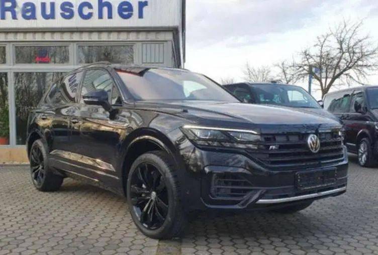 【胖哥快讯】大众途锐r-line海外到店实拍 全面"黑化"