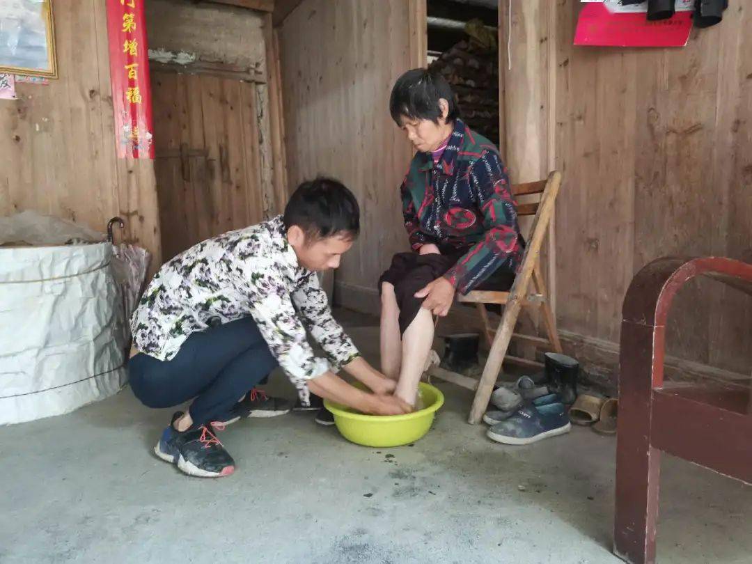 5年前他放弃上海的事业回家照顾脑梗的父母如今他想成为合格的父亲