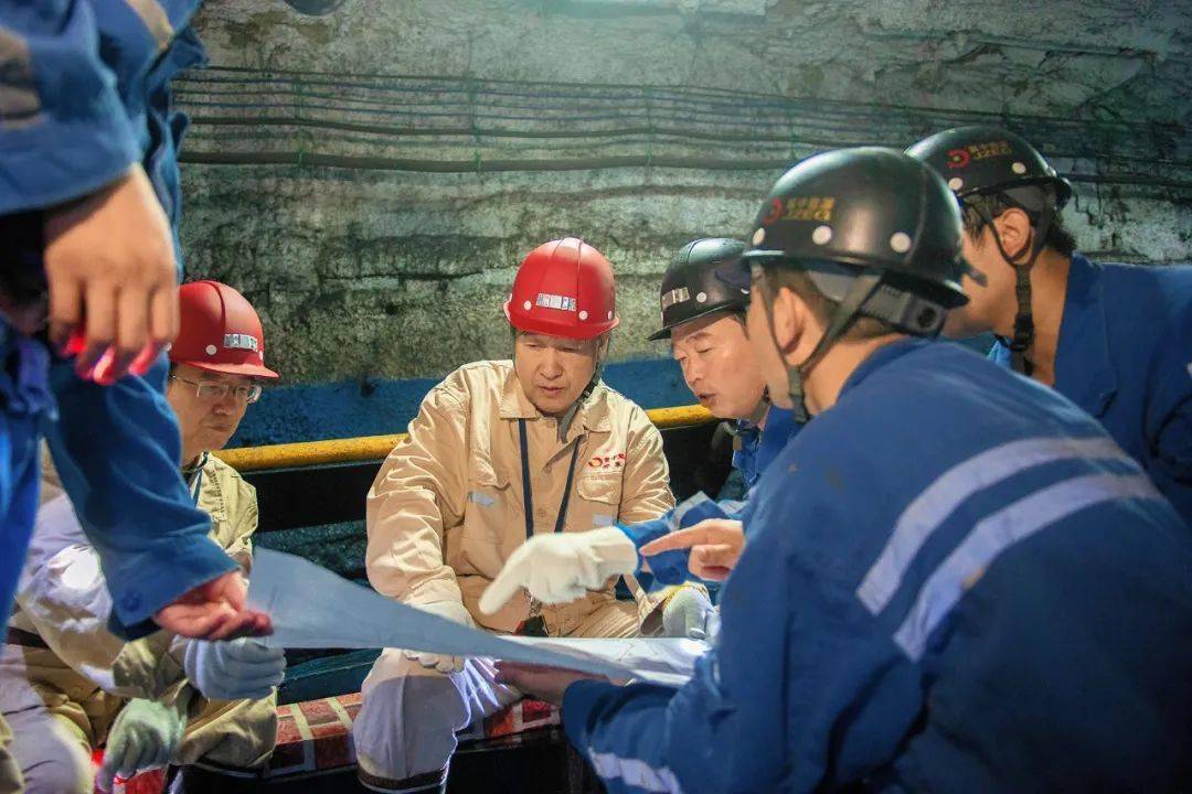 9月9日,冀中股份党委书记,董事长赵兵文到邢东矿井下排矸系统,井下