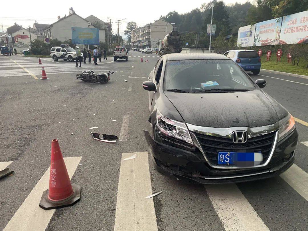 无证驾驶造成交通事故他让同车工友顶包结果