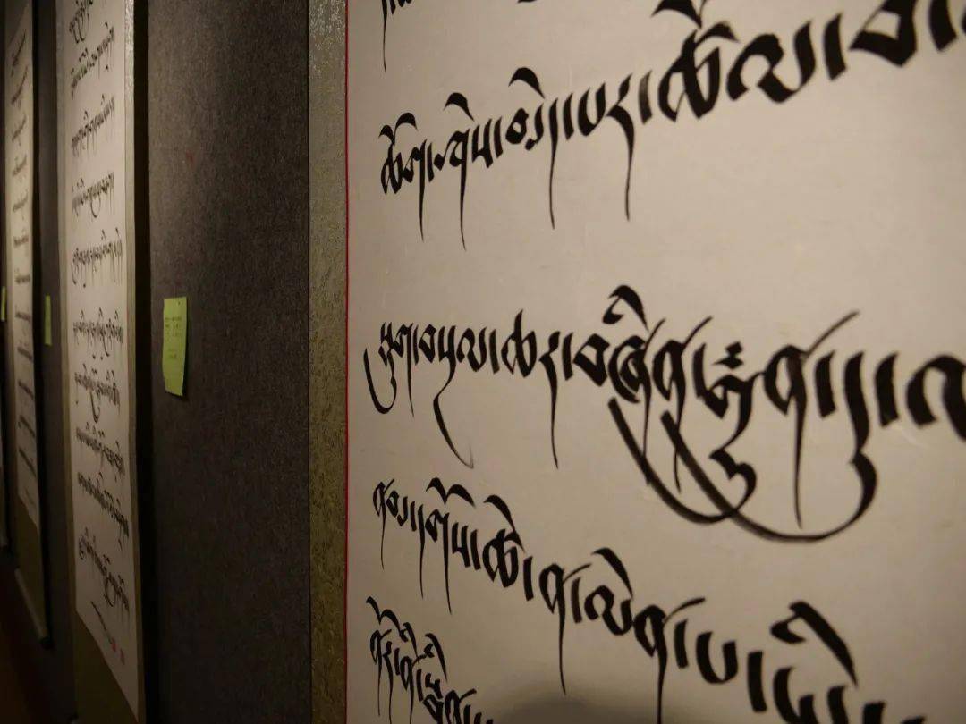 此次展览有欣赏性作品萨迦格言,七种藏文字体的教学书体等艺术精品130