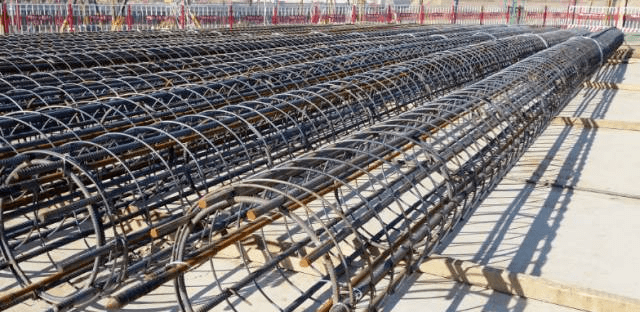 衔接工序,保证工程质量,通过调整加劲箍间距,工程基础桩钢筋笼全部