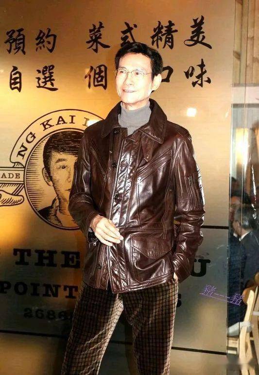 郑少秋的穿衣风格真潇洒将英伦范风衣穿出内敛儒雅的贵族腔