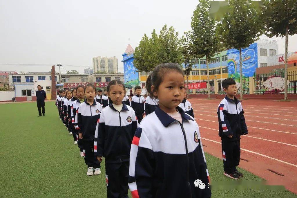 实小本部养优良行为习惯做四好阳光少年举行低段学生队列队形展示活动