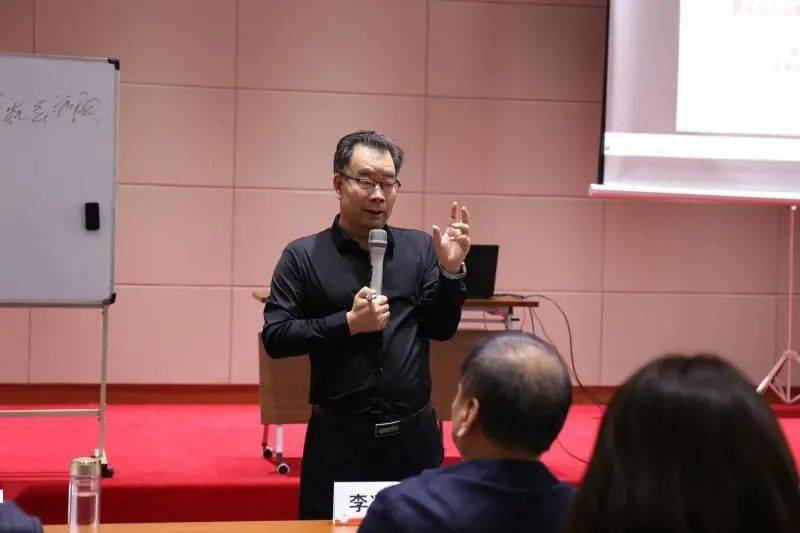 原市委统战部部长,市光彩事业促进会会长李治国主持.