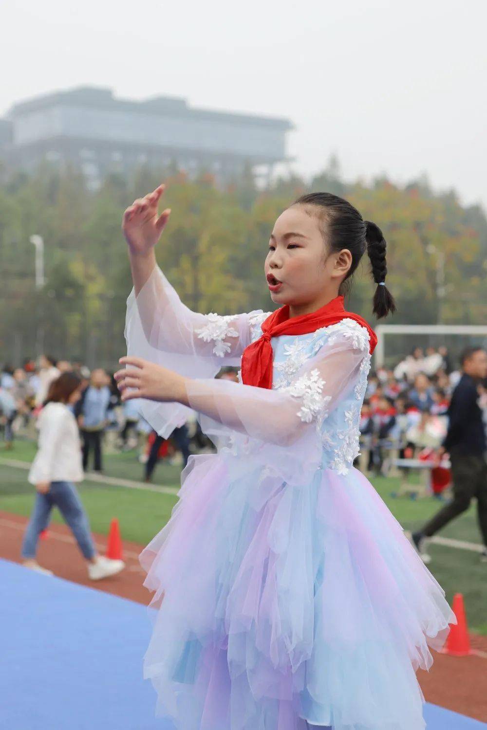 优美的动作,有的增加了朗诵……整个比赛高潮迭起,掌声阵阵,喝彩不断