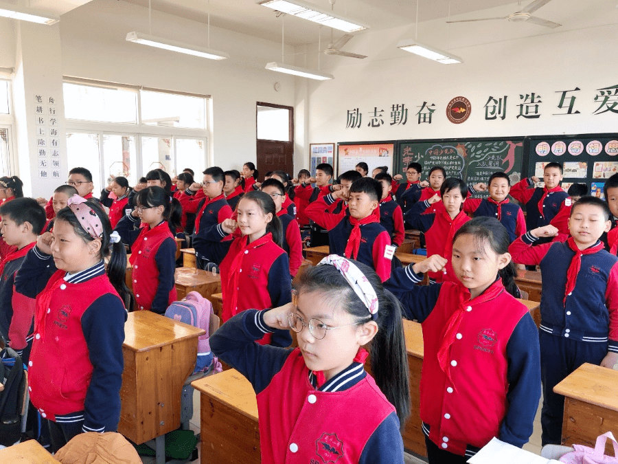 红色基因代代传时代新人共争做记蔚斗小学建队节活动