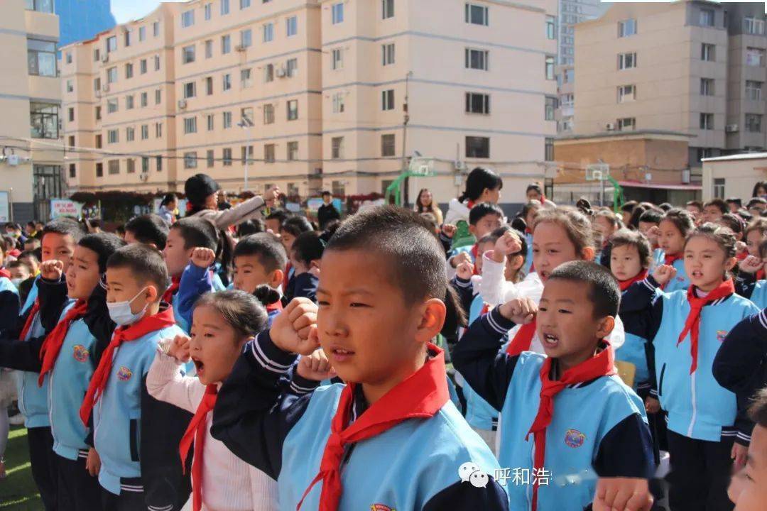 东门外小学红领巾传承红色基因高举队旗跟党走庆祝少年先锋队建队71