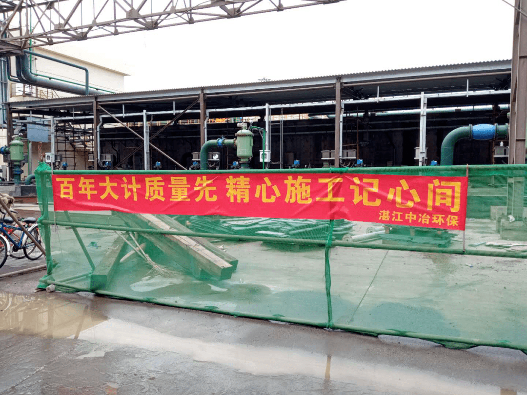 公司通过悬挂横幅,标语,宣传海报等方式营造浓厚"质量月"氛围,同时