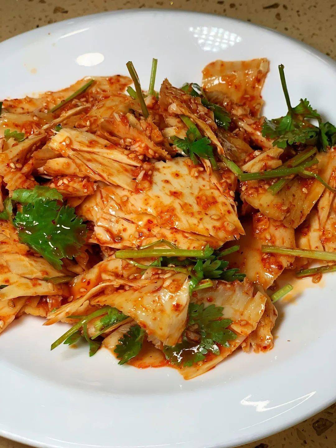 毛葱拌驴鞭茴香花生米铁板鲫鱼有包房,人多还能包整层.