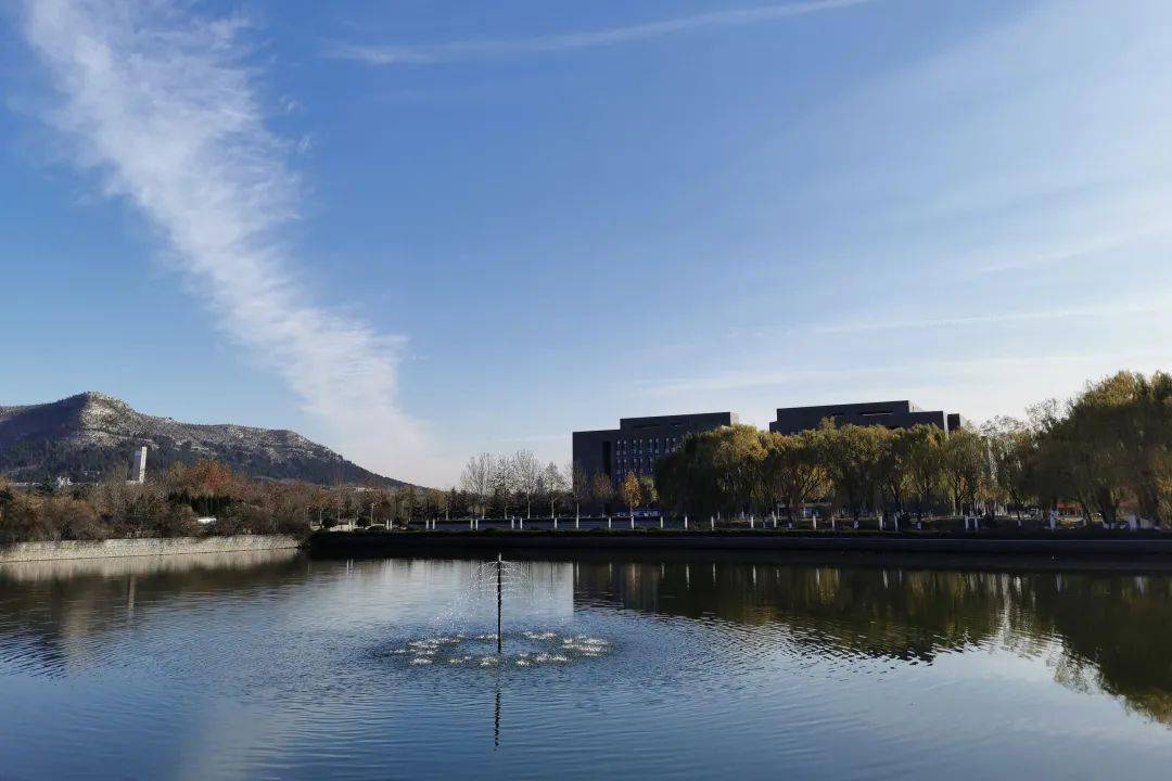 紅廣場 偉人魂歸之處 滋養一方鍾靈毓秀之地 紅日冉冉初生 長清湖校區